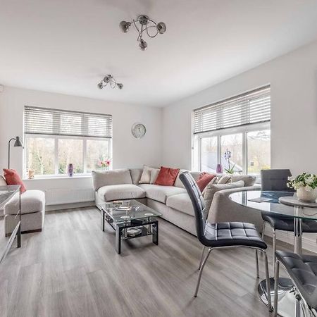 Stylish Home @ Virginia Water Lake & Free Parking Englefield Green Eksteriør billede
