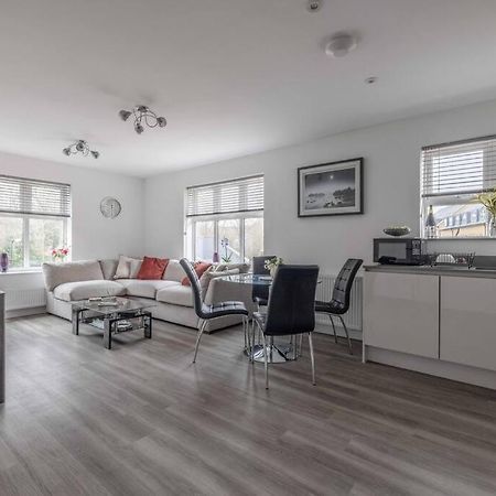 Stylish Home @ Virginia Water Lake & Free Parking Englefield Green Eksteriør billede
