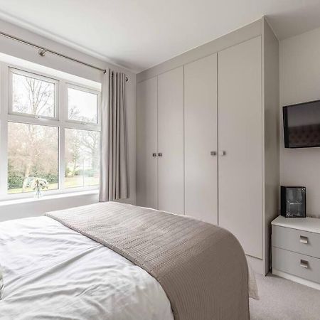 Stylish Home @ Virginia Water Lake & Free Parking Englefield Green Eksteriør billede