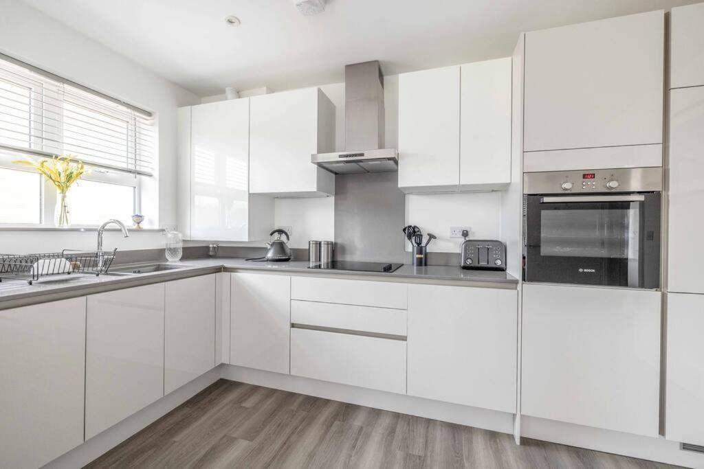 Stylish Home @ Virginia Water Lake & Free Parking Englefield Green Eksteriør billede