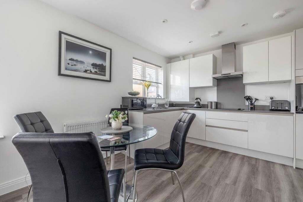 Stylish Home @ Virginia Water Lake & Free Parking Englefield Green Eksteriør billede