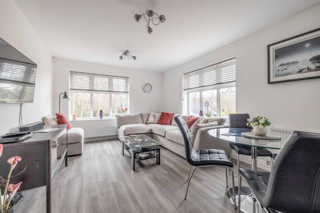 Stylish Home @ Virginia Water Lake & Free Parking Englefield Green Eksteriør billede