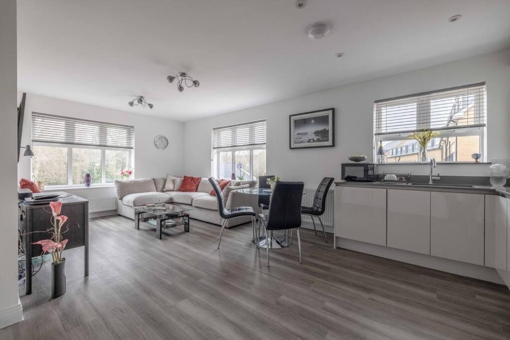 Stylish Home @ Virginia Water Lake & Free Parking Englefield Green Eksteriør billede
