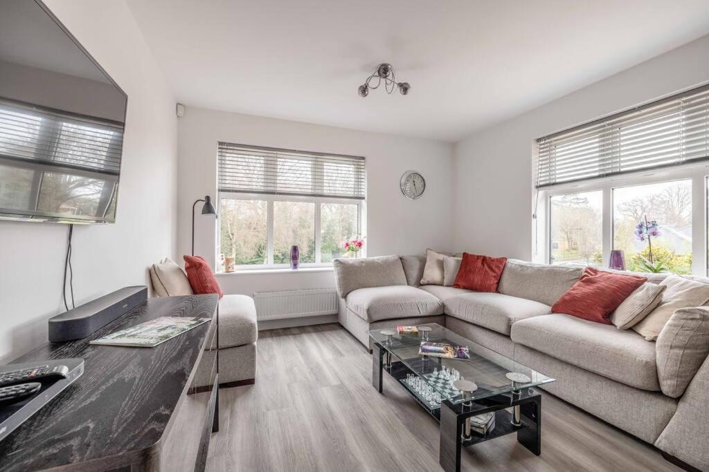 Stylish Home @ Virginia Water Lake & Free Parking Englefield Green Eksteriør billede