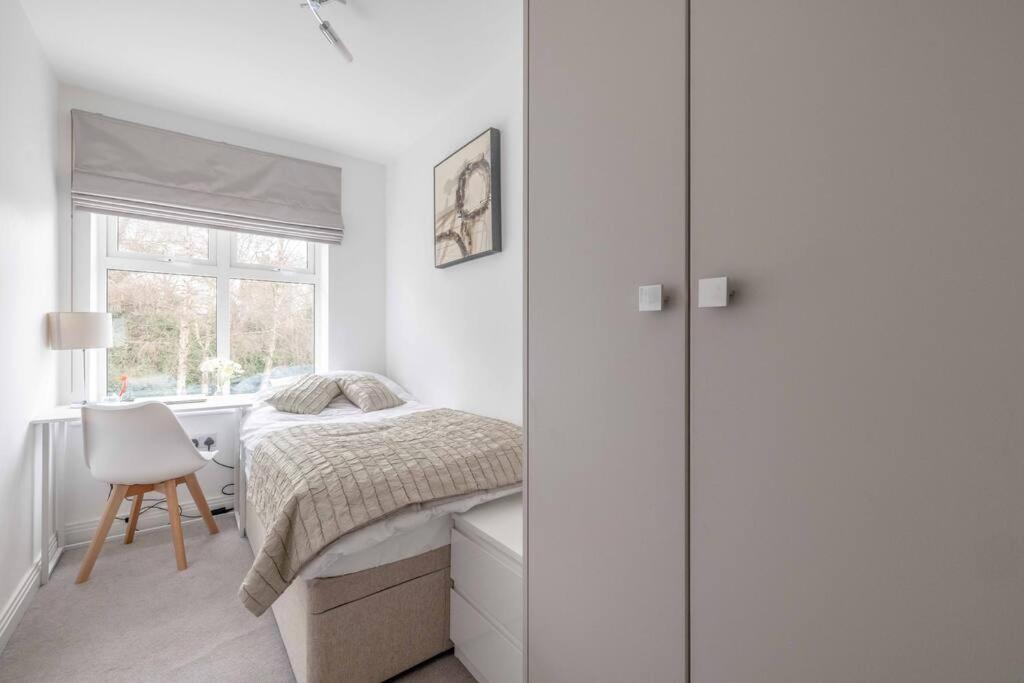 Stylish Home @ Virginia Water Lake & Free Parking Englefield Green Eksteriør billede