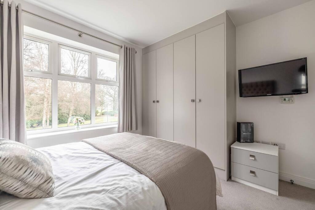 Stylish Home @ Virginia Water Lake & Free Parking Englefield Green Eksteriør billede