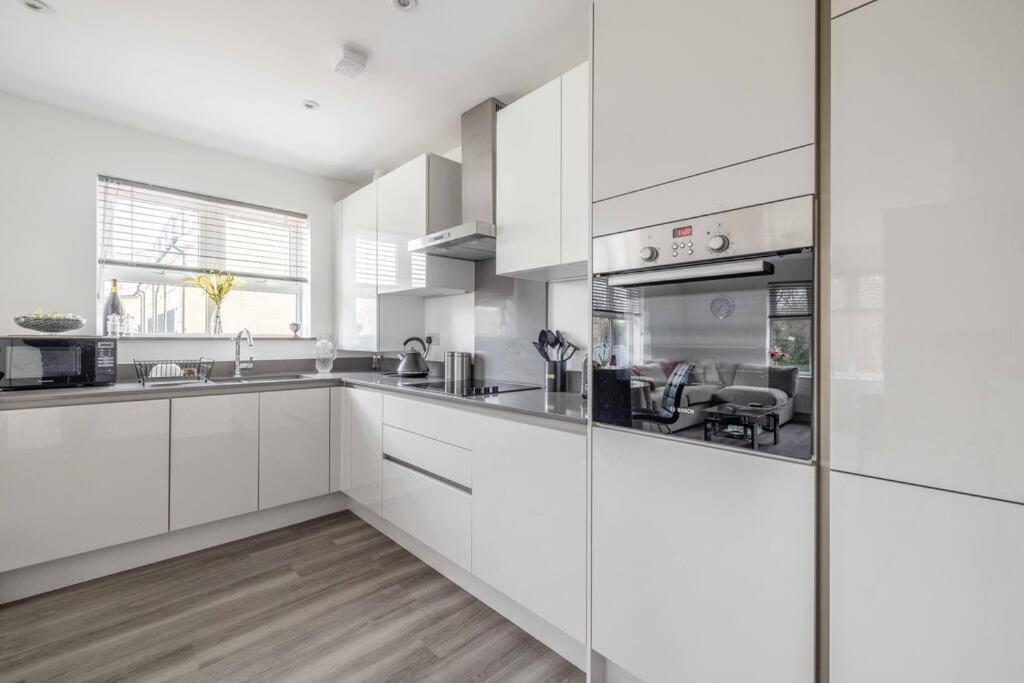 Stylish Home @ Virginia Water Lake & Free Parking Englefield Green Eksteriør billede