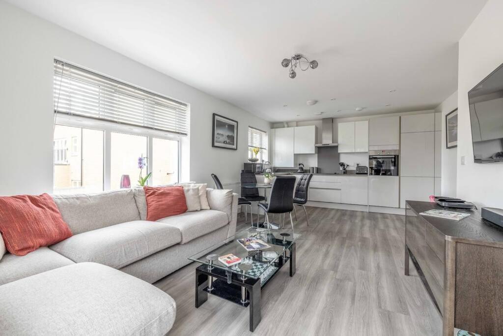 Stylish Home @ Virginia Water Lake & Free Parking Englefield Green Eksteriør billede