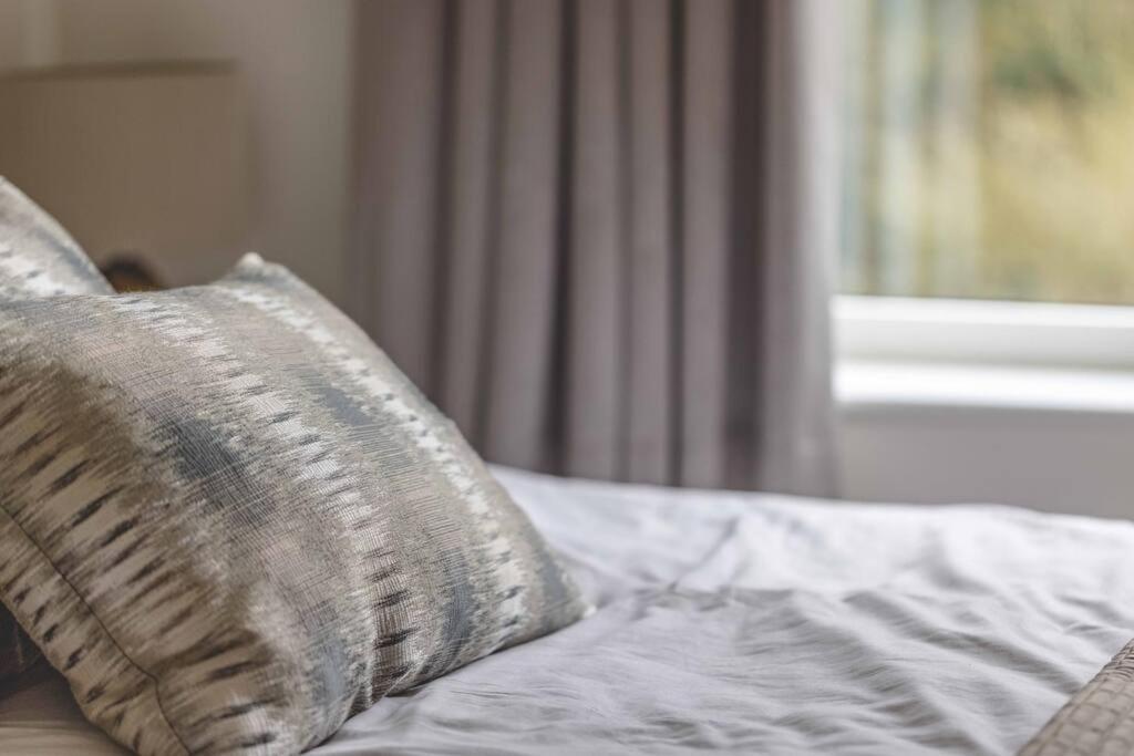 Stylish Home @ Virginia Water Lake & Free Parking Englefield Green Eksteriør billede