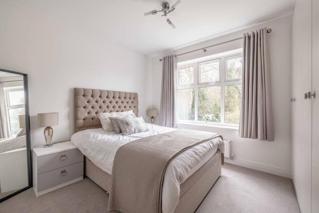 Stylish Home @ Virginia Water Lake & Free Parking Englefield Green Eksteriør billede